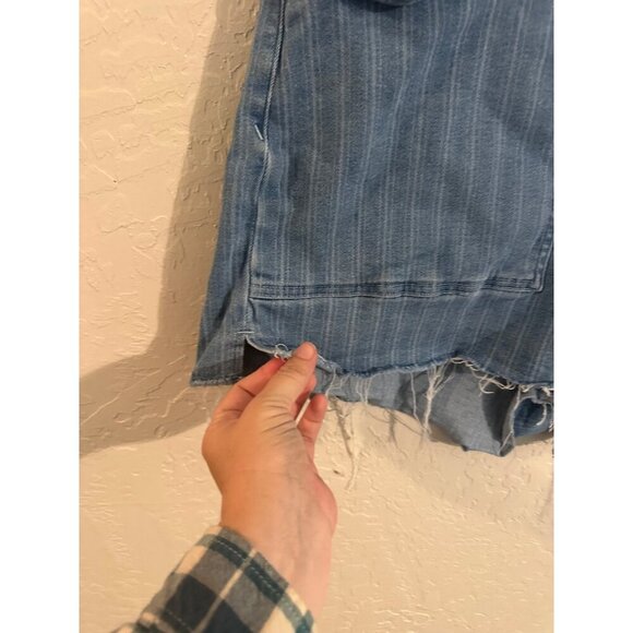 Good American Plus Size Striped Cutoff Denim Shorts - Picture 4 of 9